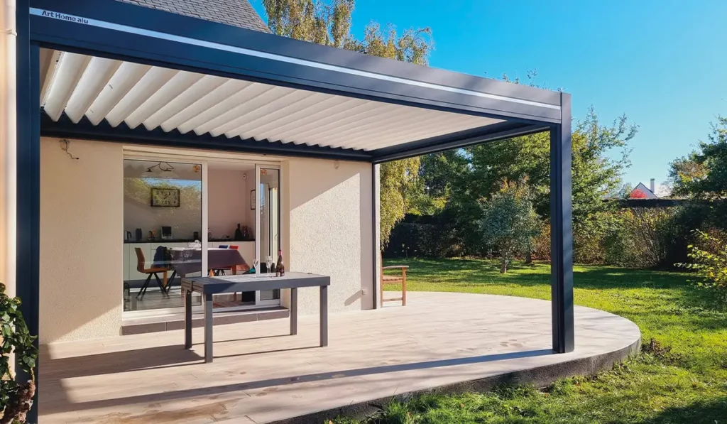 Pergola de la gamme integral adossé sur terrasse ensoleillé