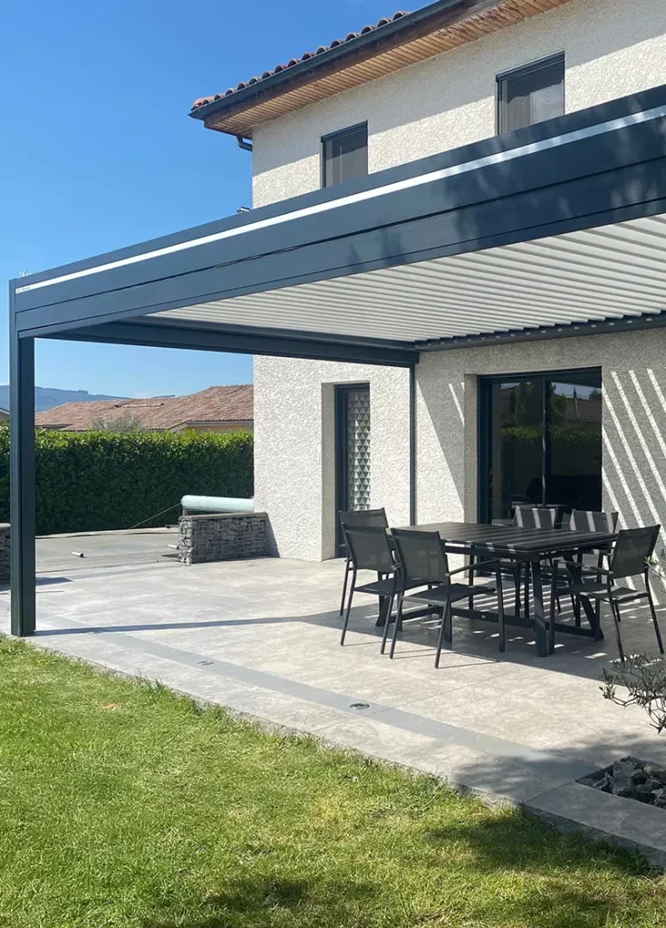 Pergola de la gamme attractiv adossé sur terrasse ensoleillé