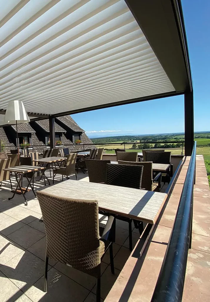 Pergola bioclimatique en aluminium pour la terrasse d'un hotel restaurant