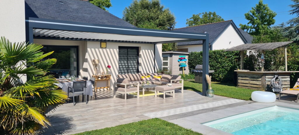 Structure en aluminium en extérieur avec piscine et jardin d'été