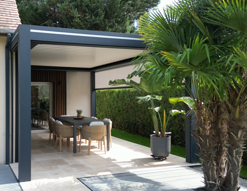 Pergola bioclimatique avec décorations modernes