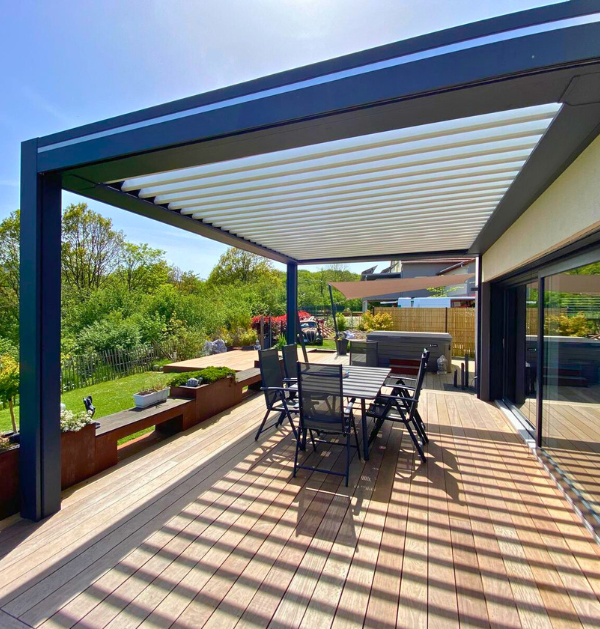 Pergola bioclimatique aluminium terrasse jardin particulier